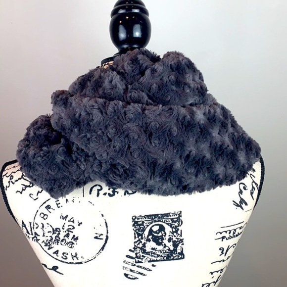 Loft Ultra Plush Rosette Infinity Scarf NWOT - Picture 2 of 5